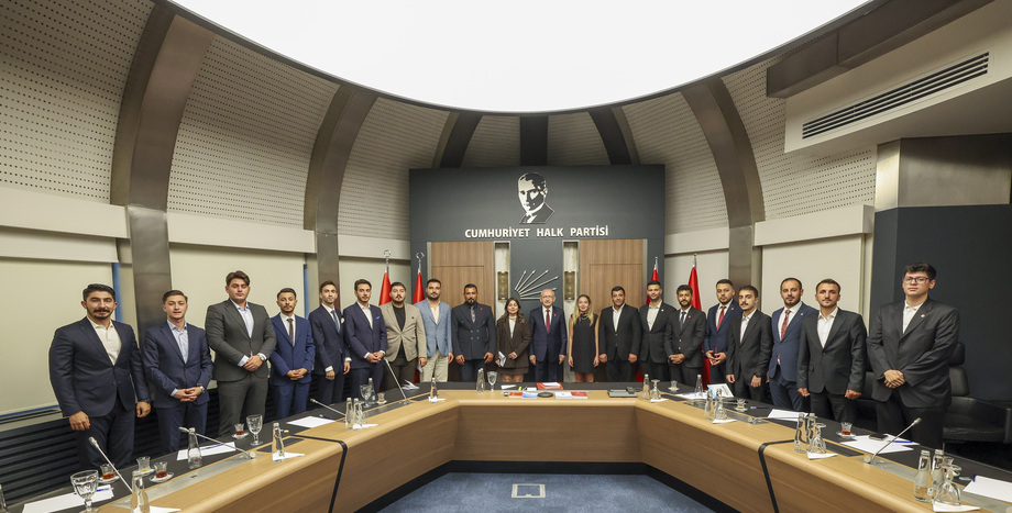 CHP Genel Başkanı Kemal Kılıçdaroğlu, Gençlik Kolları MYK Üyeleriyle Bir Araya Geldi