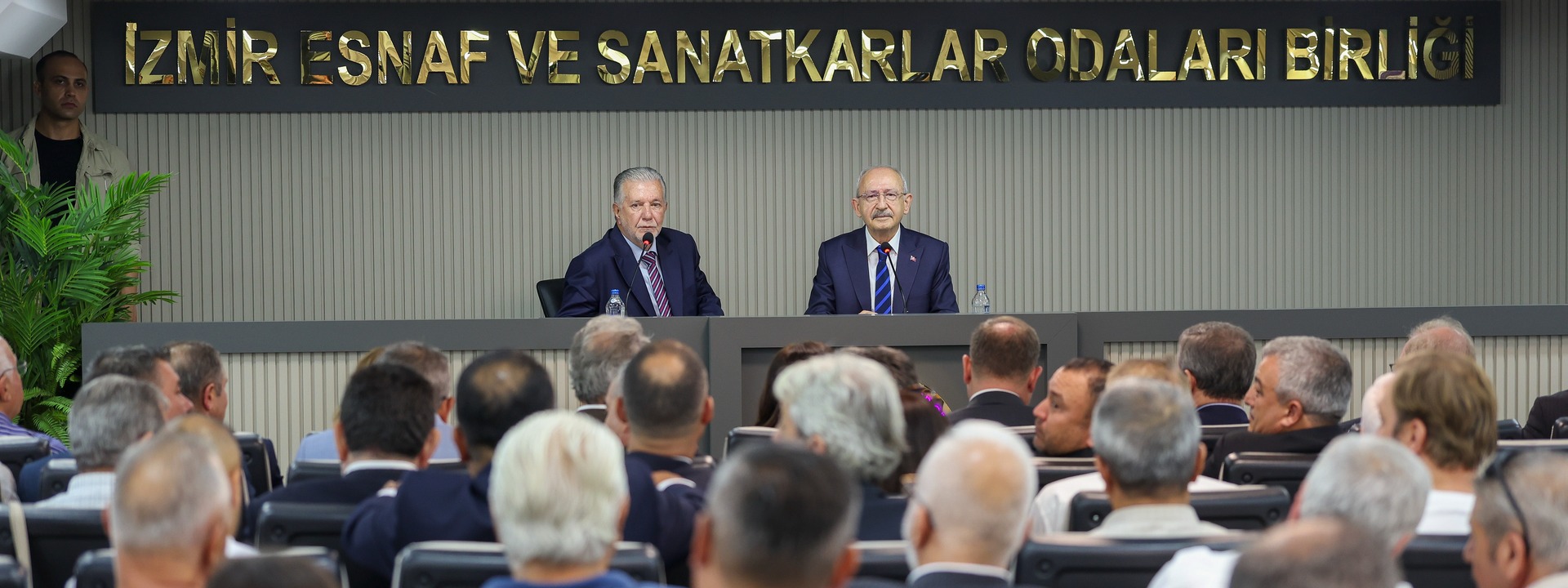 Kemal Kılıçdaroğlu İzmir esnaf ziyareti,CHP esnaf bakanlığı vaadi,üç harfli zincir marketler,Halk Bankası ucuz kredi esnaf,Kemal Kılıçdaroğlu İzmir Esnaf Odaları Birliği