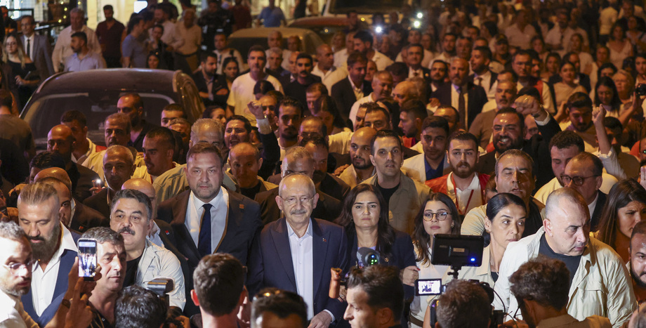 Kemal Kılıçdaroğlu İzmir Karşıyaka yürüyüşü,CHP lideri Karşıyaka adalet yürüyüşü,Suat Taşer Bostanlı yürüyüşü Kılıçdaroğlu,Kılıçdaroğlu adalet arayan aileler yemeği
