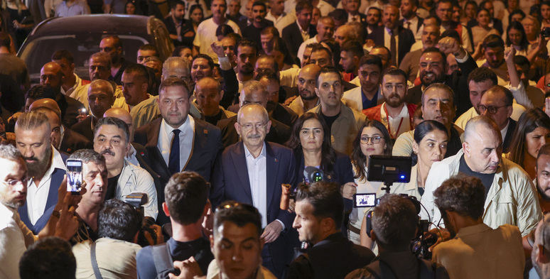 Kemal Kılıçdaroğlu İzmir Karşıyaka yürüyüşü,CHP lideri Karşıyaka adalet yürüyüşü,Suat Taşer Bostanlı yürüyüşü Kılıçdaroğlu,Kılıçdaroğlu adalet arayan aileler yemeği