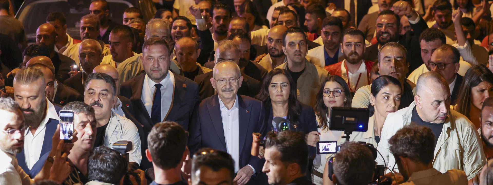Kemal Kılıçdaroğlu İzmir Karşıyaka yürüyüşü,CHP lideri Karşıyaka adalet yürüyüşü,Suat Taşer Bostanlı yürüyüşü Kılıçdaroğlu,Kılıçdaroğlu adalet arayan aileler yemeği